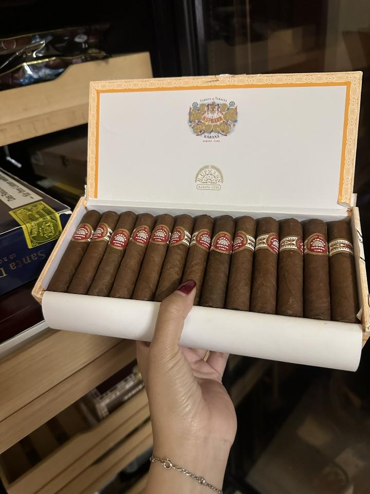 H. Upmann Half Corona-duoc-ban-tai-Thành Long Cigar