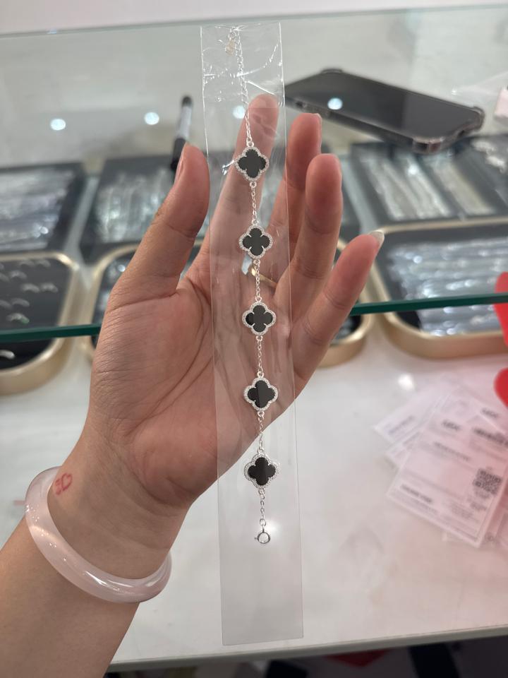 Lắc tay nữ bốn lá viền đá-duoc-ban-tai-DUNG HOANG JEWELRY