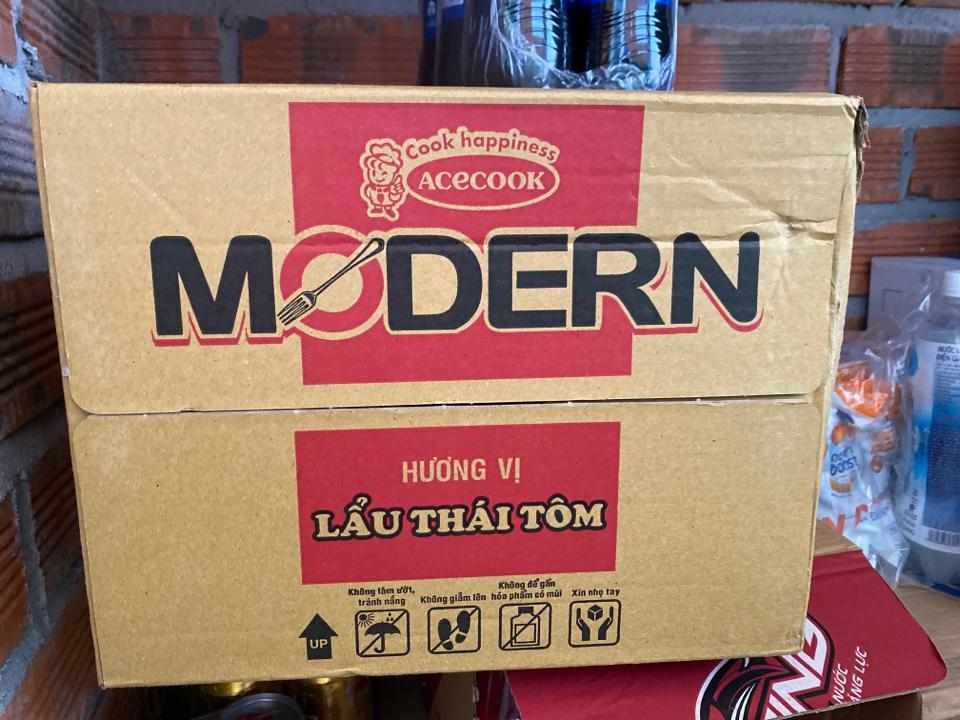 Mì ly -duoc-ban-tai-Sân Bóng 82 Plus