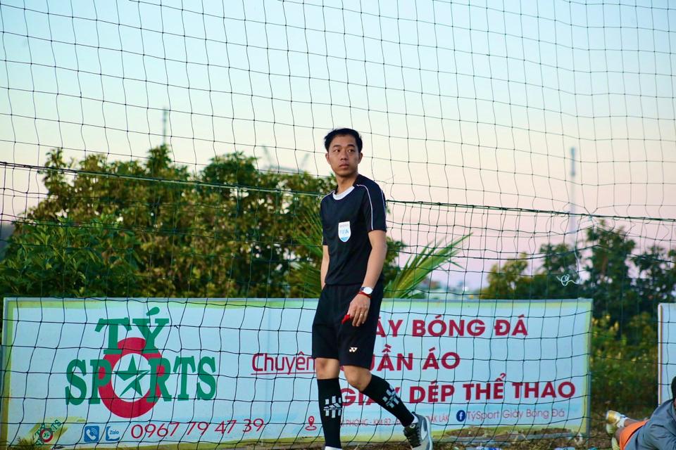 Trọng tài A Quyết-duoc-ban-tai-Sân Bóng 82 Plus