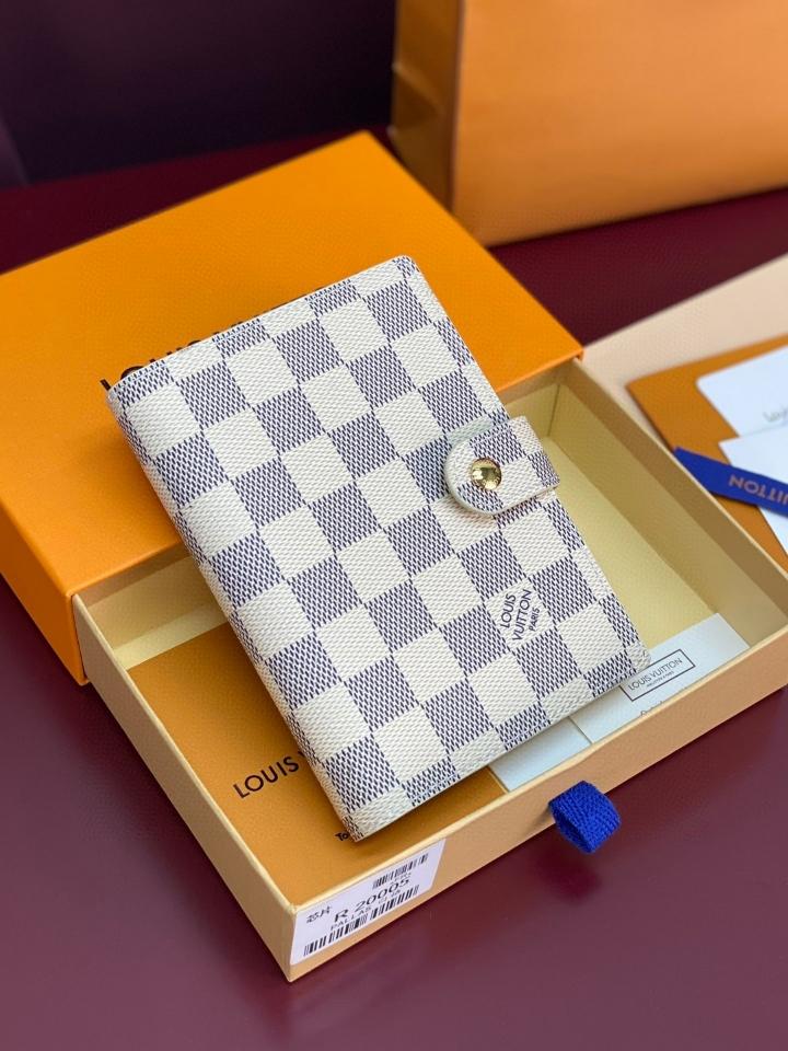 Louis Vuitton R20706
Customizable
Small Ring Agenda Cover-duoc-ban-tai-Hvip Bags and Accessories