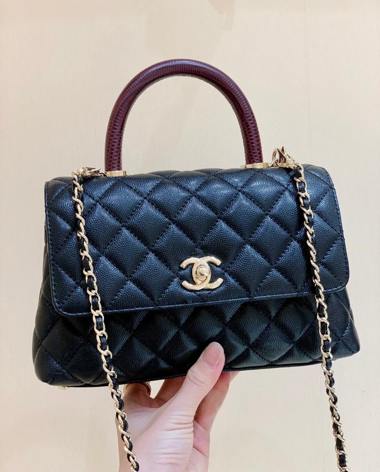 Chanel 22A small coco handle bag Grained calfskin ,Shiny gold tone metal ,black, burgundy handle AS92990 23cm-duoc-ban-tai-Hvip Bags and Accessories