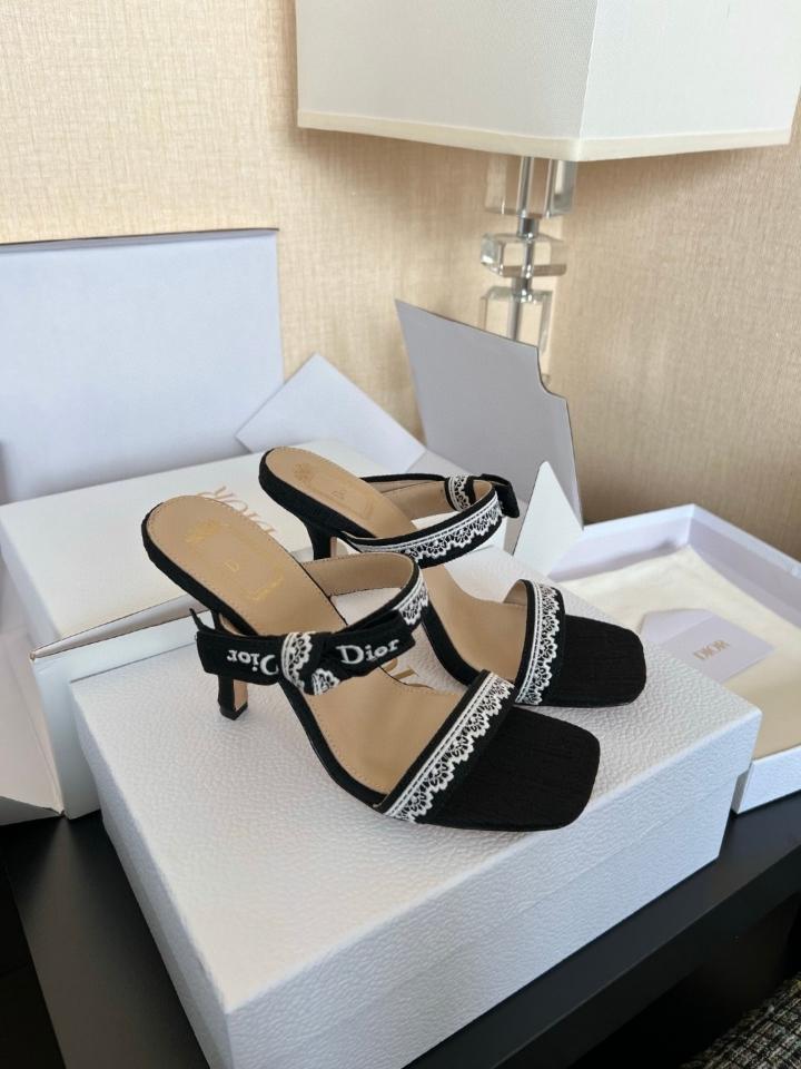 Dior Heeled Sandal with Straps
Black Embroidered Cotton-duoc-ban-tai-Hvip Shoes and Clothes
