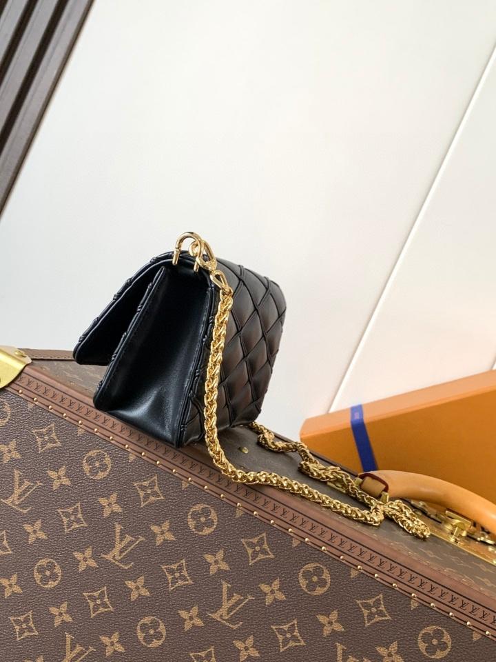 Louis Vuitton M13139
Túi Wallet On Chain GO-14 20.0 x 12.0 x 5.0cm (1)-duoc-ban-tai-Hvip Bags and Accessories