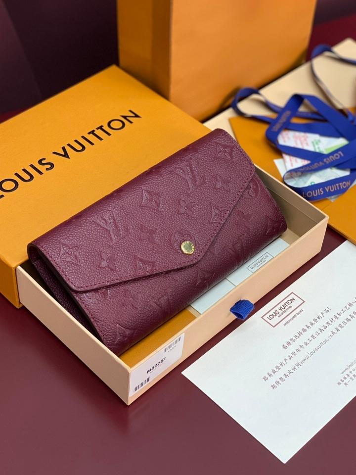 Louis Vuitton M82257
Sarah Wallet Burgundy -duoc-ban-tai-Hvip Bags and Accessories
