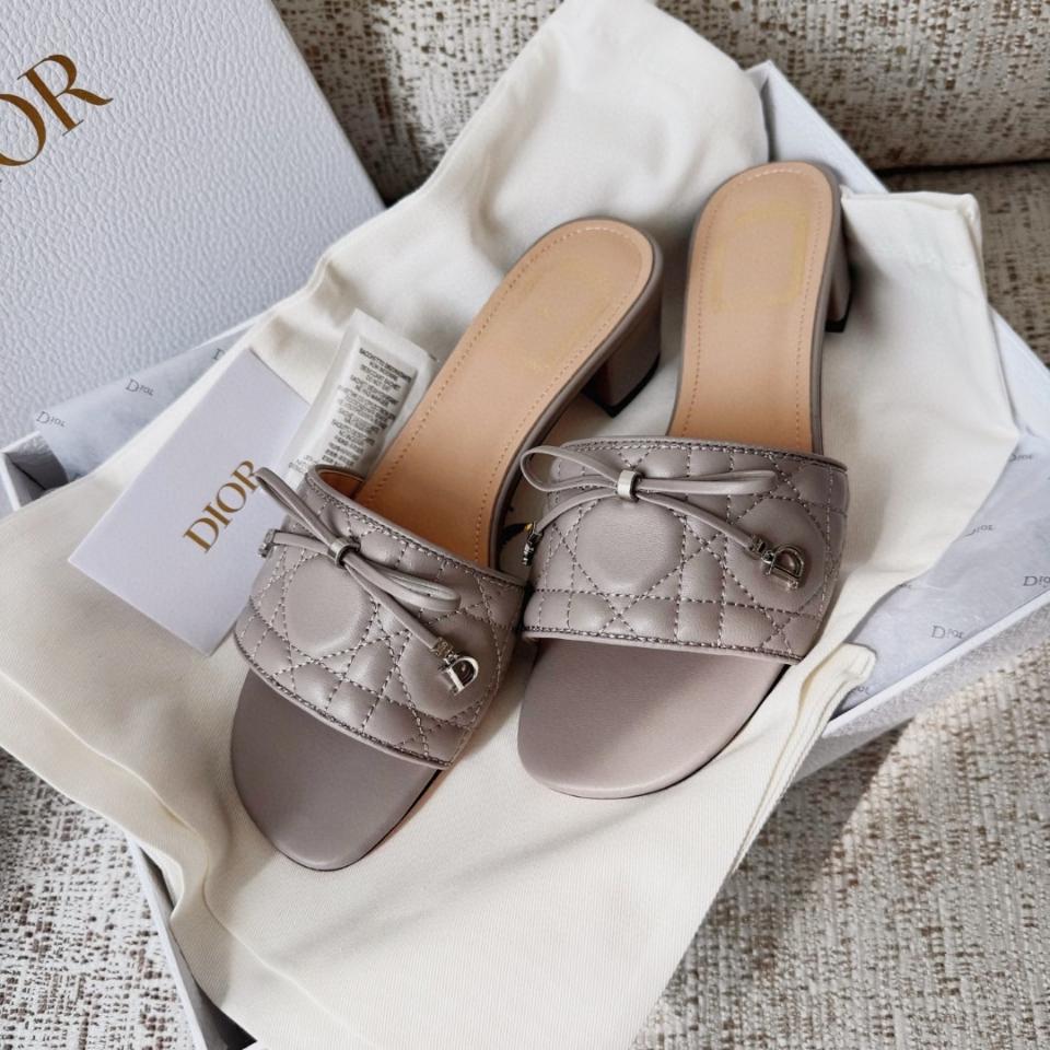 Dior Cannage Heeled Slide
Grey Quilted Cannage Lambskin KCO546CQL-duoc-ban-tai-Hvip Shoes and Clothes