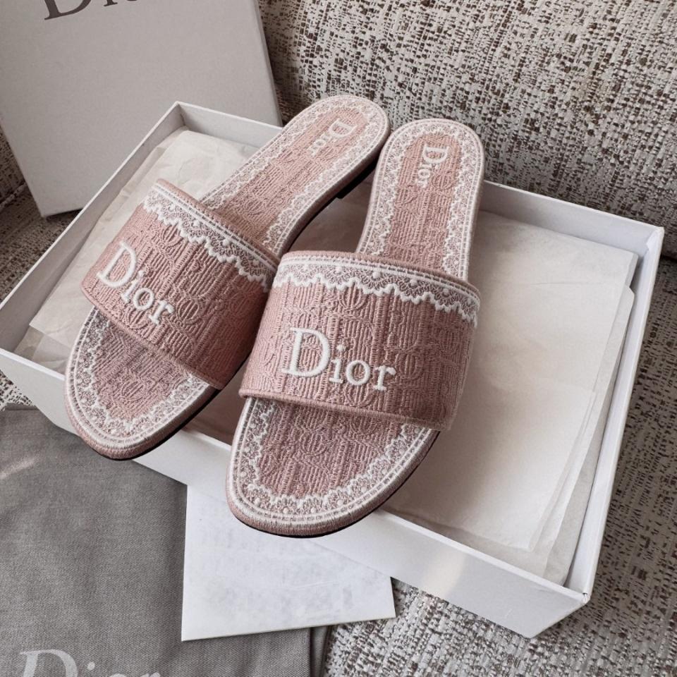Dior Dentelle Slide
Pink Dior Oblique Embroidered Cotton and White Lace KCO531OCC-duoc-ban-tai-Hvip Shoes and Clothes