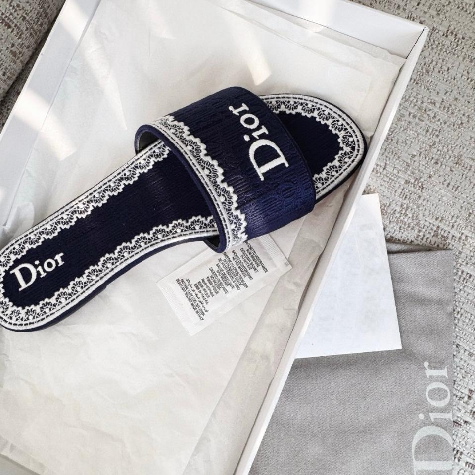 Dior Dentelle Slide
Blue Dior Oblique Embroidered Cotton and White Lace KCO531OCC-duoc-ban-tai-Hvip Shoes and Clothes