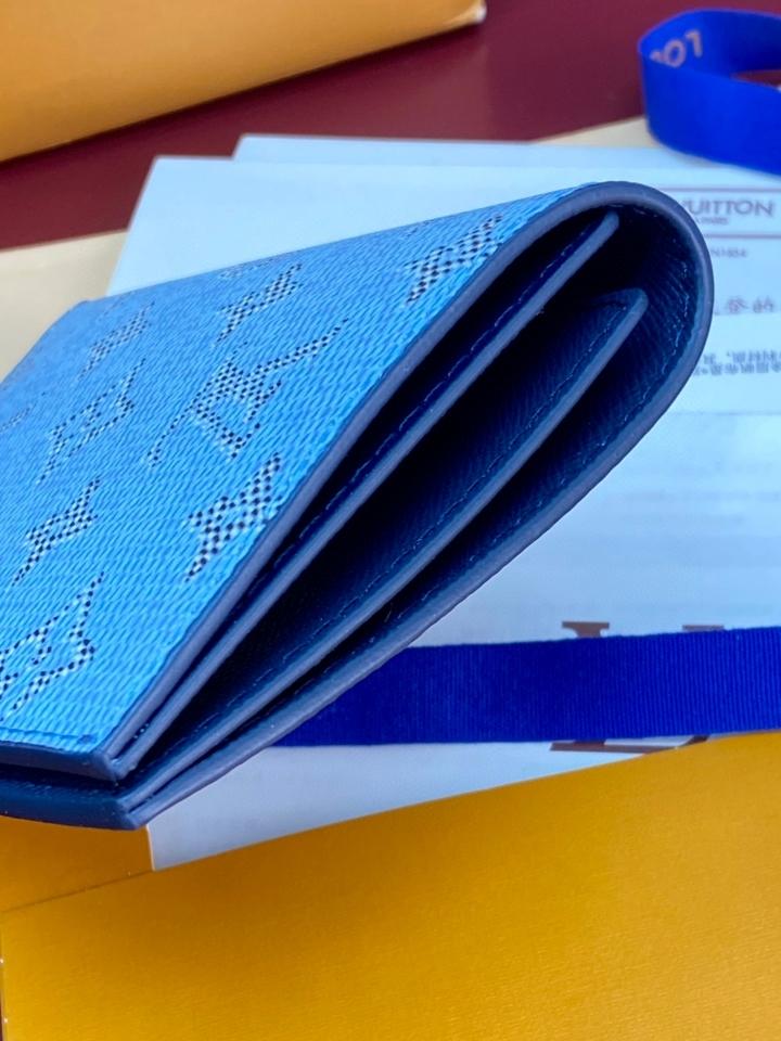 Louis Vuitton M15075
Passport Cover blue sky 14 x 2.5 x 10cm (1)-duoc-ban-tai-Hvip Bags and Accessories