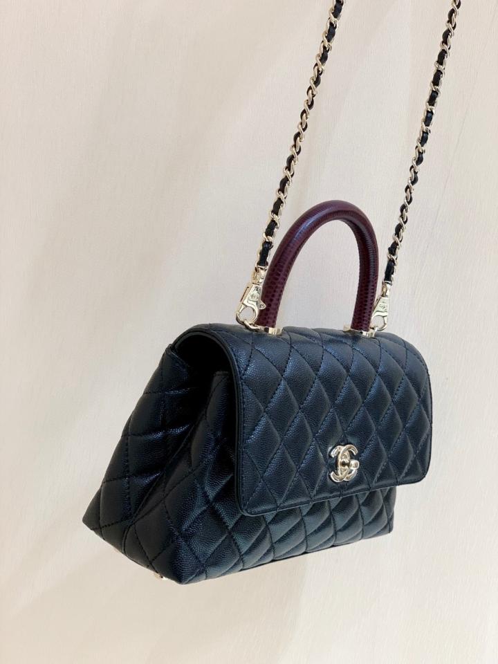Chanel 22A small coco handle bag Grained calfskin ,Shiny gold tone metal ,black, burgundy handle AS92990 23cm-duoc-ban-tai-Hvip Bags and Accessories