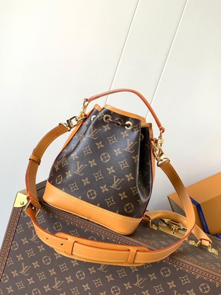 Louis Vuitton M14017
Fashion Show
Noé Cargo 24 x 16 x 22cm-duoc-ban-tai-Hvip Bags and Accessories