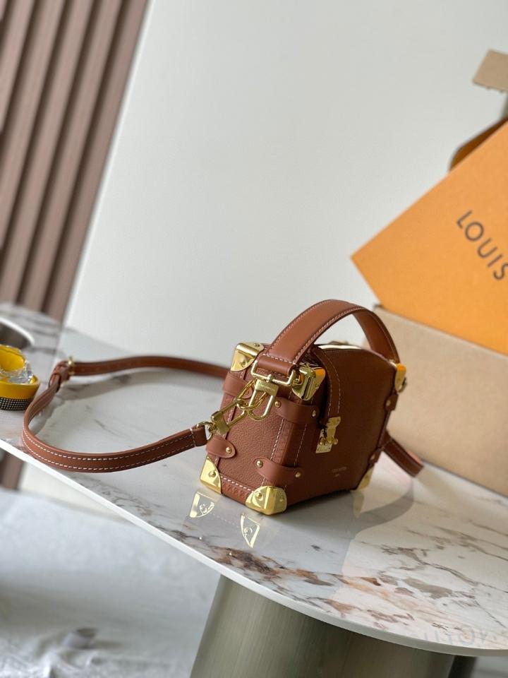 Louis Vuitton M15224
Túi Side Trunk PM 15*12.5*8CM L1 -duoc-ban-tai-Hvip Bags and Accessories