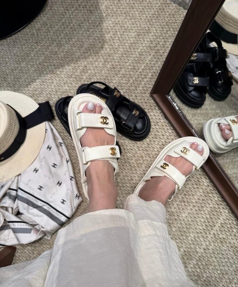 Chanel Sandals
Lambskin 
White G46339 -duoc-ban-tai-Hvip Shoes and Clothes