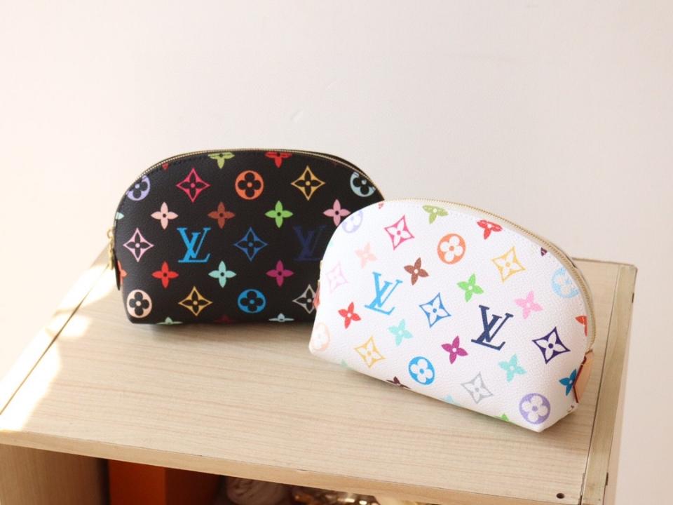 Louis Vuitton M13744
LV x TM Cosmetic Pouch PM-duoc-ban-tai-Hvip Bags and Accessories