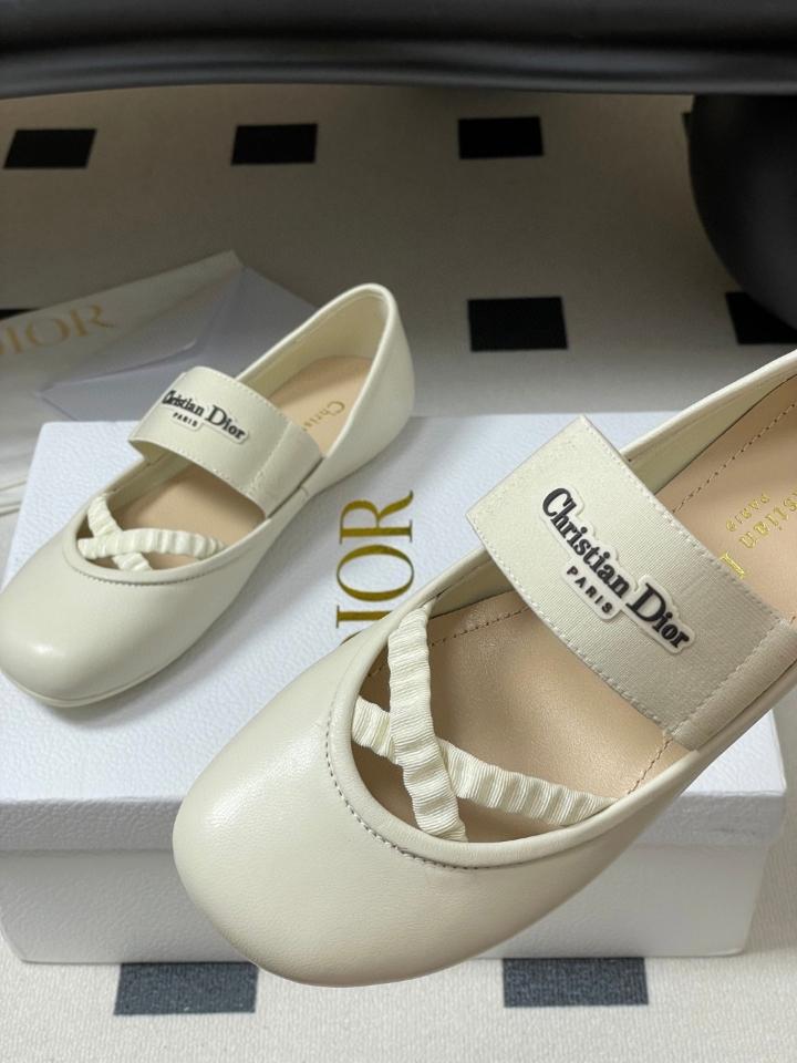 Dior Shade Ballet Flat
White Lambskin and Elastic Straps
KDF012LAB_S900 (2)-duoc-ban-tai-Hvip Shoes and Clothes