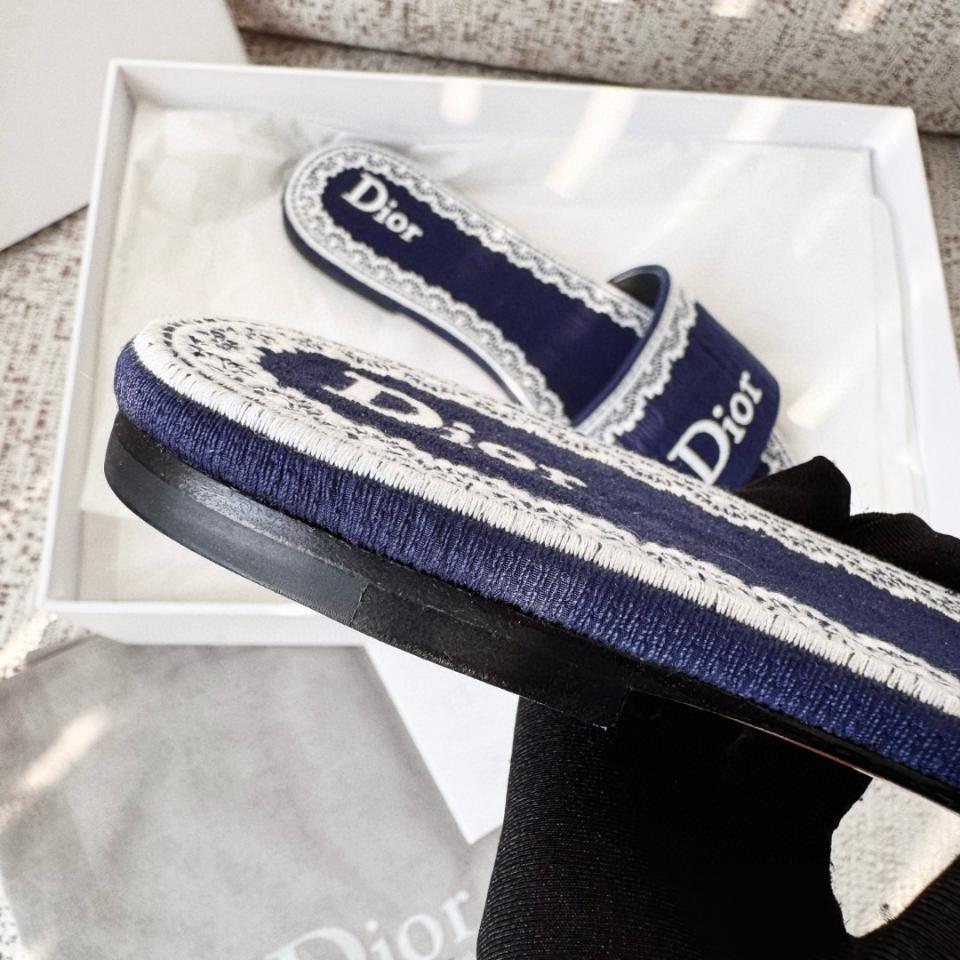 Dior Dentelle Slide
Blue Dior Oblique Embroidered Cotton and White Lace KCO531OCC-duoc-ban-tai-Hvip Shoes and Clothes