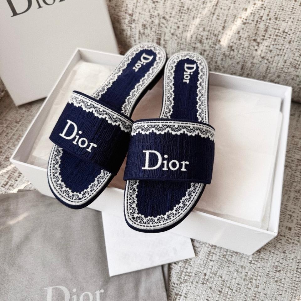 Dior Dentelle Slide
Blue Dior Oblique Embroidered Cotton and White Lace KCO531OCC-duoc-ban-tai-Hvip Shoes and Clothes
