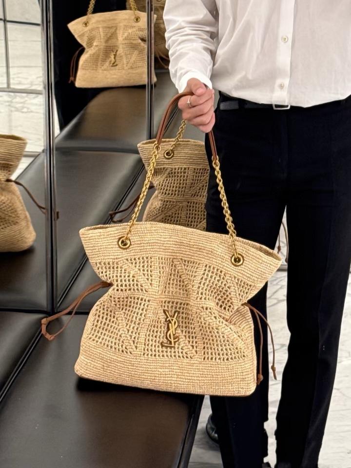 Saint Laurent JAMIE SHOPPING in raffia
NATURAL AND BRICK 838876 35x35×10cm (1)-duoc-ban-tai-Hvip Bags and Accessories
