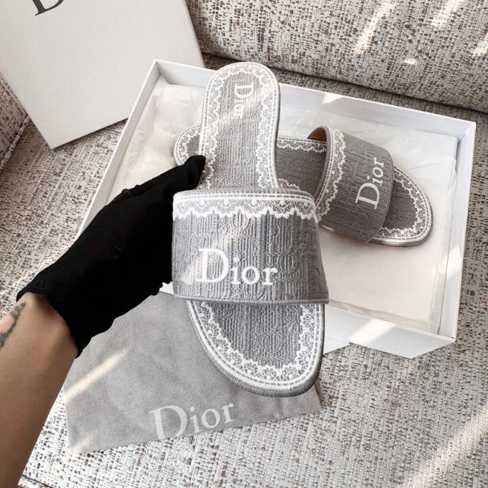 Dior Dentelle Slide
Blue grey Oblique Embroidered Cotton and White Lace KCO531OCC -duoc-ban-tai-Hvip Shoes and Clothes
