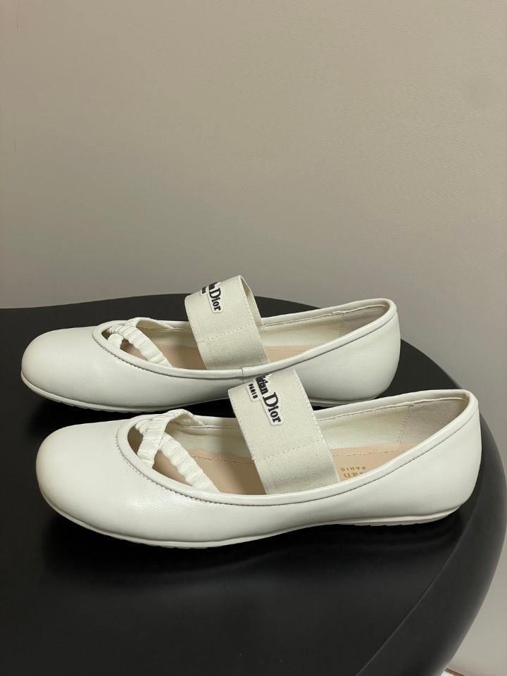 Dior Shade Ballet Flat
White Lambskin and Elastic Straps
KDF012LAB_S900 (2)-duoc-ban-tai-Hvip Shoes and Clothes