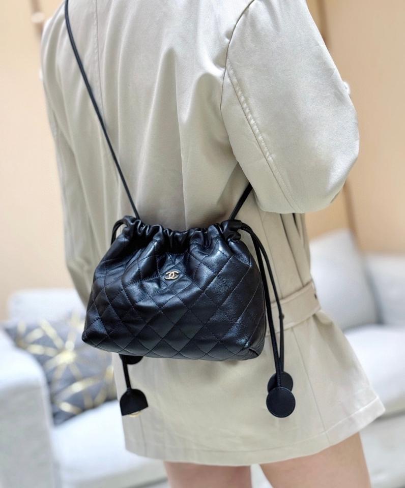 Chanel Clutch with Leather Strap Lambskin & Gold-Tone Metal Black 17*22*8cm AP5227-duoc-ban-tai-Hvip Bags and Accessories