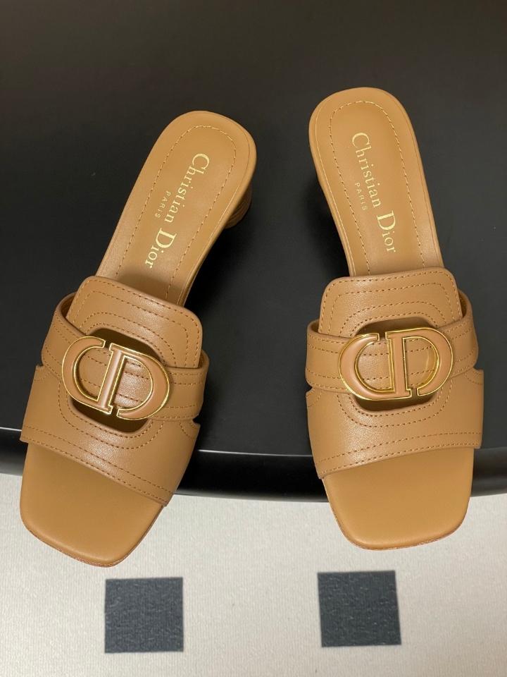 Dior 30 Montaigne Heeled Slide
Camel Calfskin
KCO374CFY_S17T 40mm (2)-duoc-ban-tai-Hvip Shoes and Clothes