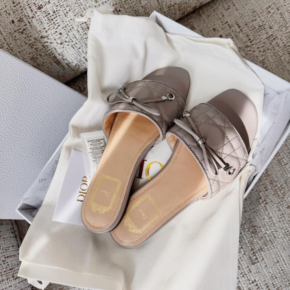 Dior Cannage Slide
Grey Quilted Cannage Lambskin KCO545CQL-duoc-ban-tai-Hvip Shoes and Clothes