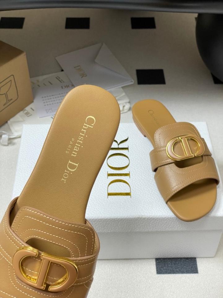 Dior 30 Montaigne Slide
Beige Calfskin
 KCQ266VEA (2) -duoc-ban-tai-Hvip Shoes and Clothes
