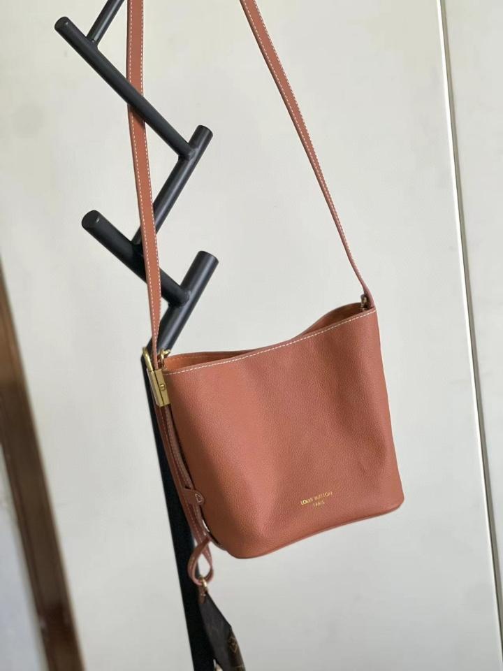 Louis Vuitton M14416
Túi Low Key All In BB 16*12*18cm-duoc-ban-tai-Hvip Bags and Accessories