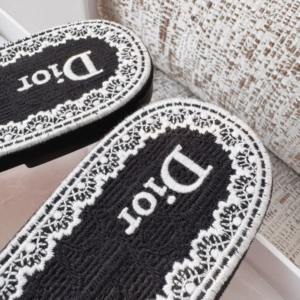 Dior Dentelle Slide
Black Dior Oblique Embroidered Cotton and White Lace KCO531OCC -duoc-ban-tai-Hvip Shoes and Clothes