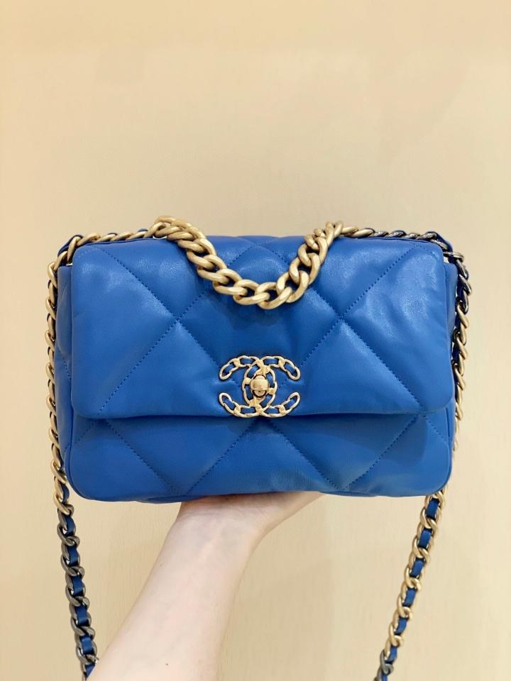 Chanel CHANEL 19 Handbag   Shiny Lambskin, Gold-Tone, Silver-Tone & Ruthenium-Finish Metal  blue AS1160 16 x 26 x 9cm-duoc-ban-tai-Hvip Bags and Accessories