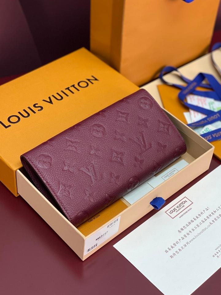 Louis Vuitton M82257
Sarah Wallet Burgundy -duoc-ban-tai-Hvip Bags and Accessories