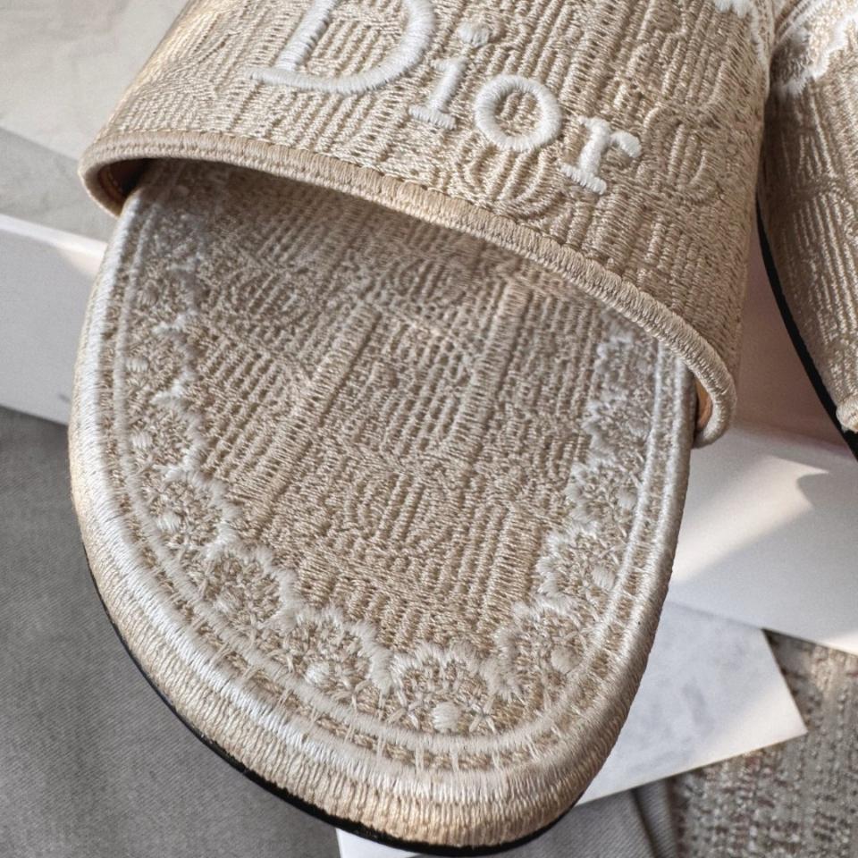 Dior Dentelle Slide
Beige Dior Oblique Embroidered Cotton and White Lace KCO531OCC -duoc-ban-tai-Hvip Shoes and Clothes