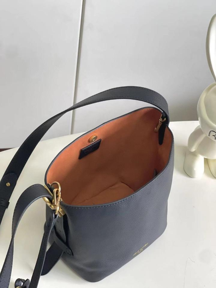 Louis Vuitton M25543
Túi Low Key All In BB 16*12*18cm -duoc-ban-tai-Hvip Bags and Accessories