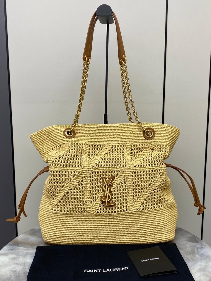 Saint Laurent JAMIE SHOPPING in raffia
NATURAL AND BRICK 838876 35x35×10cm (1)-duoc-ban-tai-Hvip Bags and Accessories