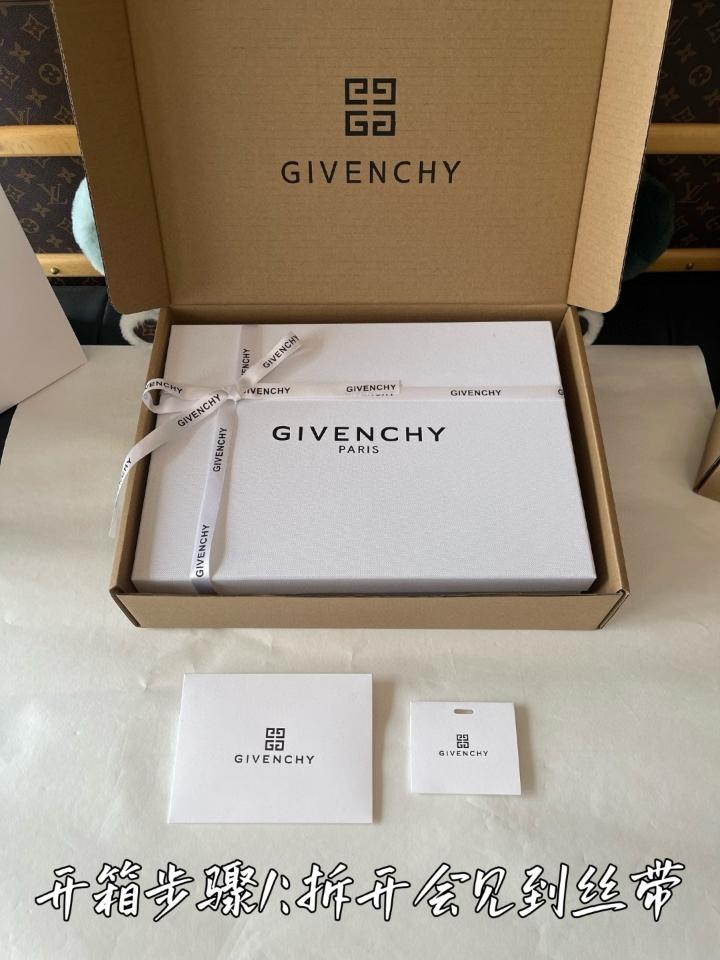 Givenchy
Reverse T-Shirt cotton black BM71533Y6B100-duoc-ban-tai-Hvip Shoes and Clothes