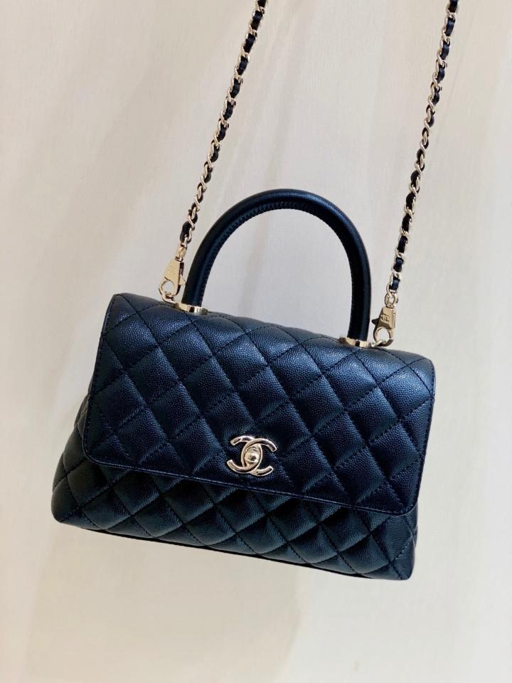 Chanel 22A small coco handle bag Grained calfskin ,Shiny gold tone metal ,black AS92990 23cm-duoc-ban-tai-Hvip Bags and Accessories