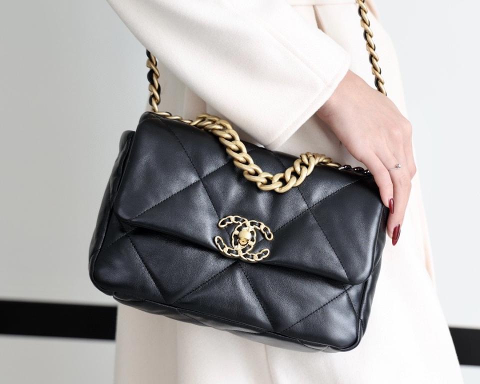Chanel CHANEL 19 Handbag
 
Shiny Lambskin, Gold-Tone, Silver-Tone & Ruthenium-Finish Metal 
Black AS1160 16 x 26 x 9cm-duoc-ban-tai-Hvip Bags and Accessories