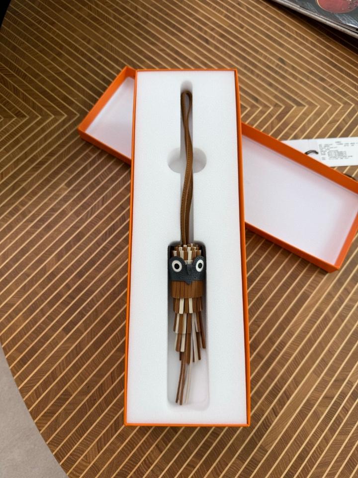Hermès Chouette charm Gold / craie / gold / misty / blanc -duoc-ban-tai-Hvip Bags and Accessories