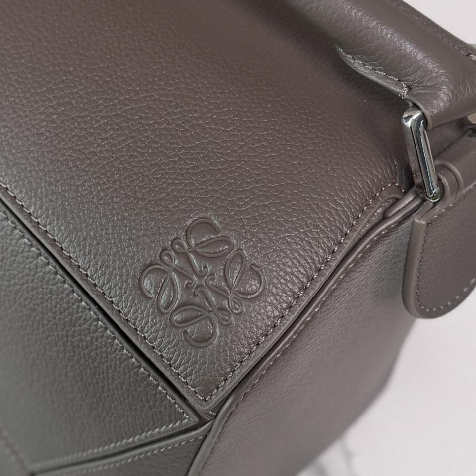 Loewe Large Puzzle bag in supple grained calfskin B510PNLX03 Tundra -duoc-ban-tai-Hvip Bags and Accessories