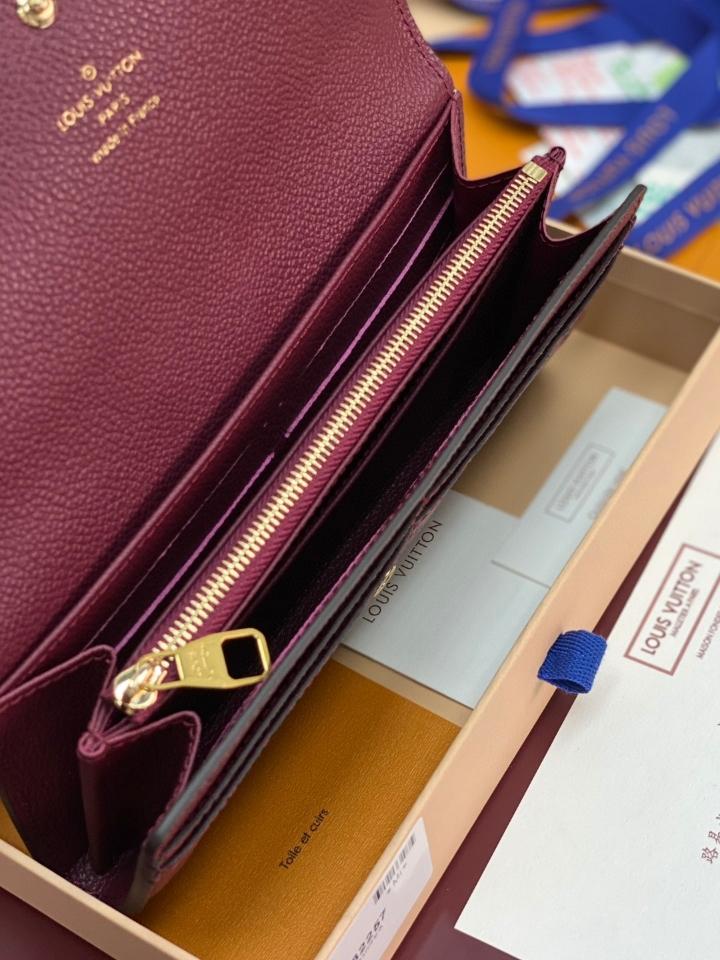 Louis Vuitton M82257
Sarah Wallet Burgundy -duoc-ban-tai-Hvip Bags and Accessories