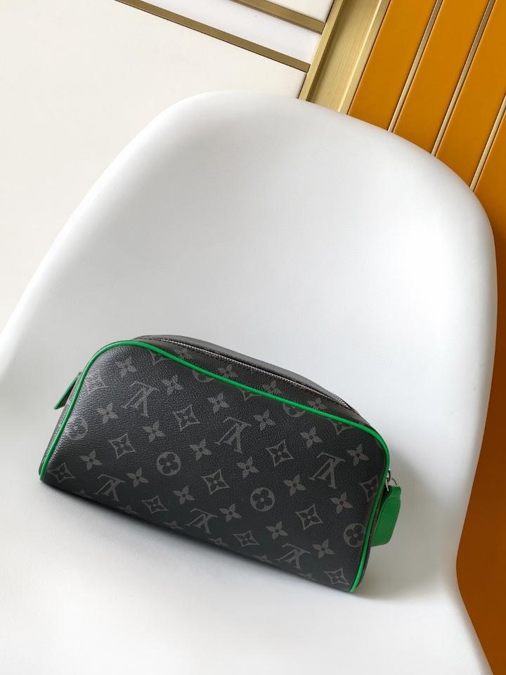 Louis Vuitton M26433
Dopp Kit 28 x 15 x 16.5cm (1)-duoc-ban-tai-Hvip Bags and Accessories