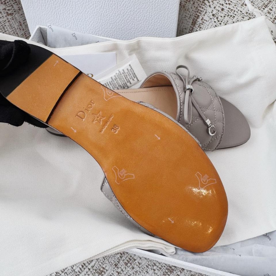 Dior Cannage Slide
Grey Quilted Cannage Lambskin KCO545CQL-duoc-ban-tai-Hvip Shoes and Clothes