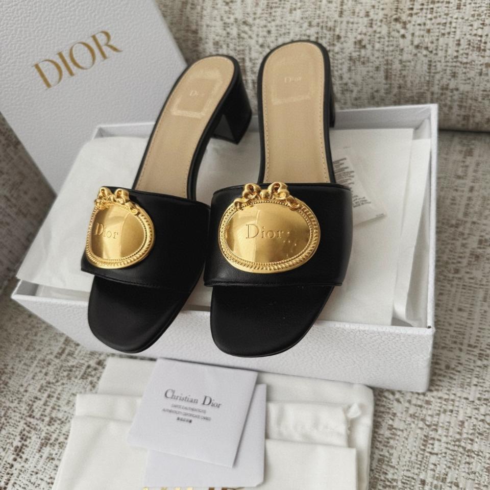 Dior Médaillon Buckle Heeled Slide
Black Lambskin KCO695LAB-duoc-ban-tai-Hvip Shoes and Clothes