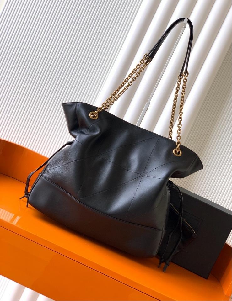 Saint Laurent JAMIE SHOPPING Medium in lambskin
BLACK 809824 35x35×10cm (1)-duoc-ban-tai-Hvip Bags and Accessories