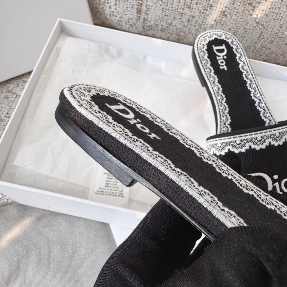 Dior Dentelle Slide
Black Dior Oblique Embroidered Cotton and White Lace KCO531OCC -duoc-ban-tai-Hvip Shoes and Clothes