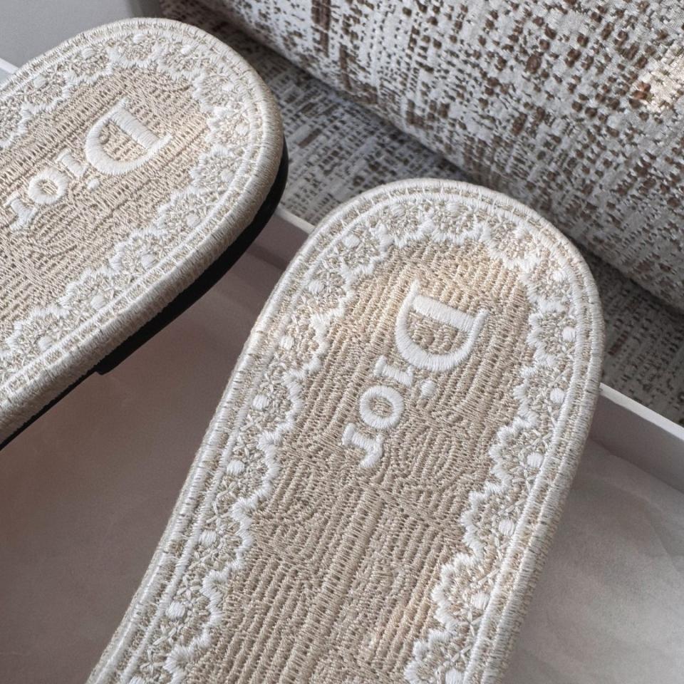 Dior Dentelle Slide
Beige Dior Oblique Embroidered Cotton and White Lace KCO531OCC -duoc-ban-tai-Hvip Shoes and Clothes