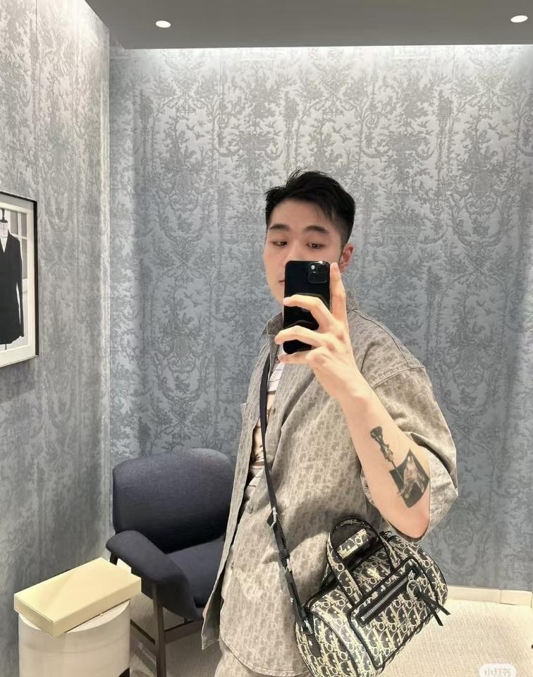 Dior Dior Oblique Short-Sleeved Overshirt
Gray Cotton Denim 243D589A3001_C880-duoc-ban-tai-Hvip Shoes and Clothes