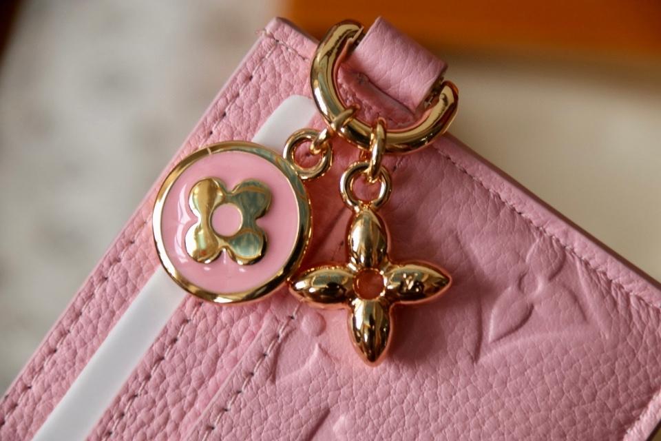 Louis Vuitton M13647
LV Charms Card Holder pink-duoc-ban-tai-Hvip Bags and Accessories