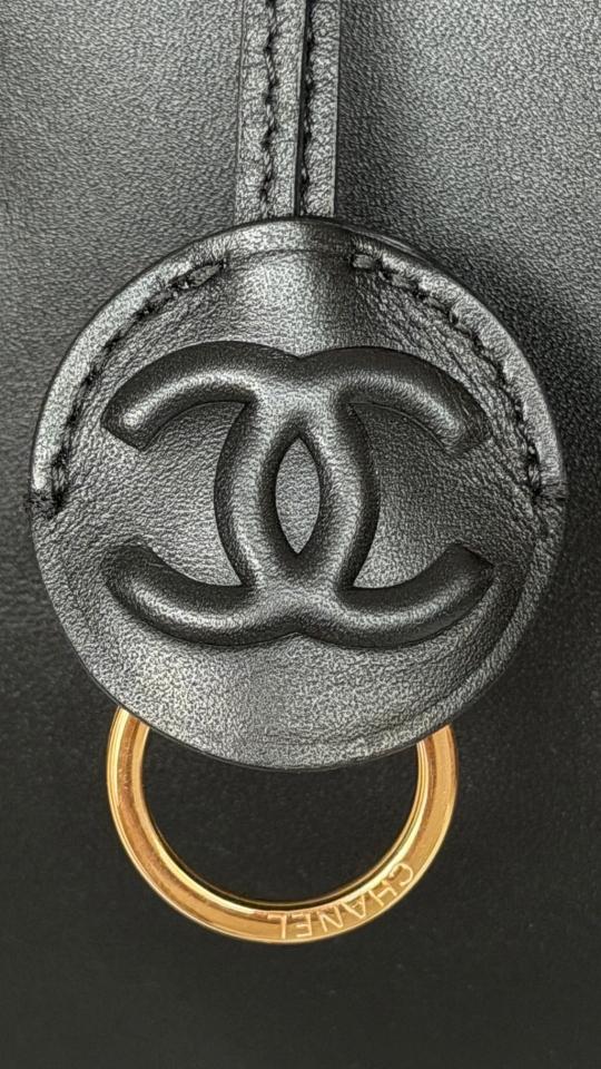 Chanel Large Bowling Bag
 
Calfskin & Gold-Tone Metal 
Black AS6211
19 x 35.5 x 12.5cm-duoc-ban-tai-Hvip Bags and Accessories